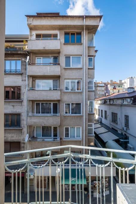 Art Piece In Sofia'S Top Center Εξωτερικό φωτογραφία